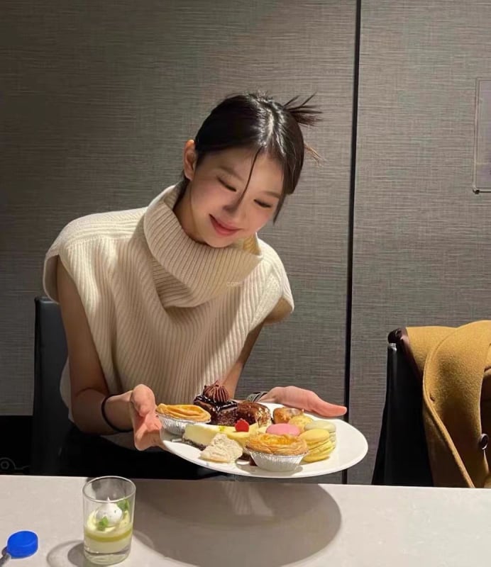 Női ujjatlan kötött mellény magas gallérral, laza szabású – poliészter-viszkóz kötésű