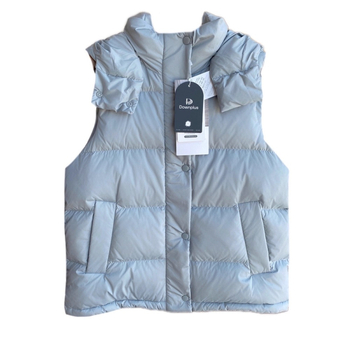 Női kapucnis pehely mellény | 86-90% pehelytartalom | Poliészter anyag | Középmagas hosszúságú 65–80 cm | Egyrészes záródás, álló gallér