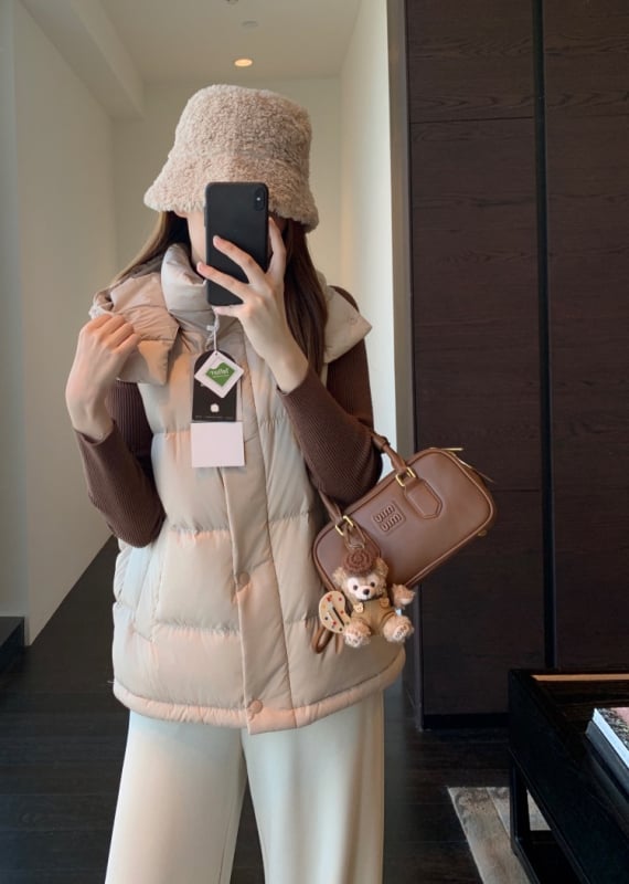 Női kapucnis pehely mellény | 86-90% pehelytartalom | Poliészter anyag | Középmagas hosszúságú 65–80 cm | Egyrészes záródás, álló gallér