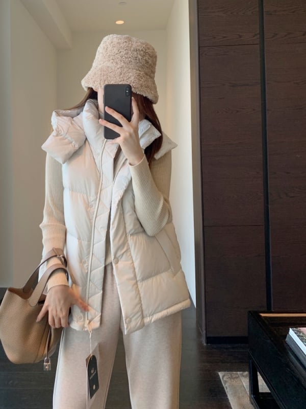 Női kapucnis pehely mellény | 86-90% pehelytartalom | Poliészter anyag | Középmagas hosszúságú 65–80 cm | Egyrészes záródás, álló gallér