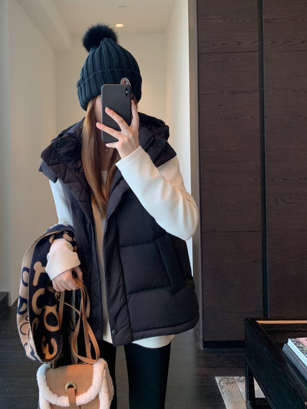 Női kapucnis pehely mellény | 86-90% pehelytartalom | Poliészter anyag | Középmagas hosszúságú 65–80 cm | Egyrészes záródás, álló gallér