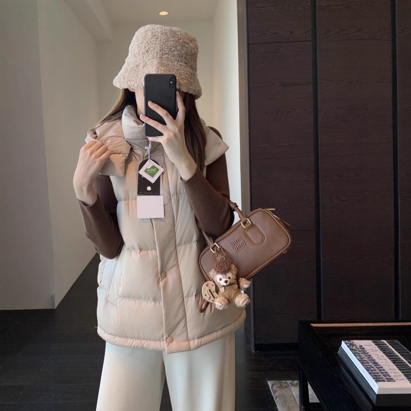 Női kapucnis pehely mellény | 86-90% pehelytartalom | Poliészter anyag | Középmagas hosszúságú 65–80 cm | Egyrészes záródás, álló gallér