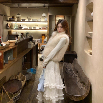 Női ultra rövid mellény szintetikus róka szőrrel és gyapjú töltettel, V-nyakú kivágás, külső anyag: rayon