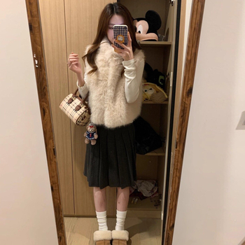 Női ultra rövid mellény szintetikus róka szőrrel és gyapjú töltettel, V-nyakú kivágás, külső anyag: rayon