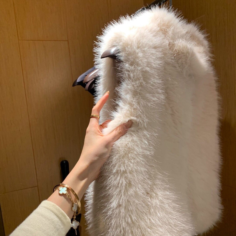 Női ultra rövid mellény szintetikus róka szőrrel és gyapjú töltettel, V-nyakú kivágás, külső anyag: rayon