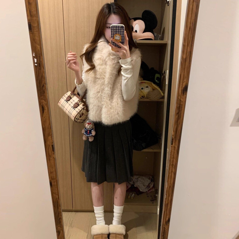 Női ultra rövid mellény szintetikus róka szőrrel és gyapjú töltettel, V-nyakú kivágás, külső anyag: rayon