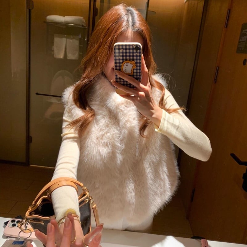 Női ultra rövid mellény szintetikus róka szőrrel és gyapjú töltettel, V-nyakú kivágás, külső anyag: rayon