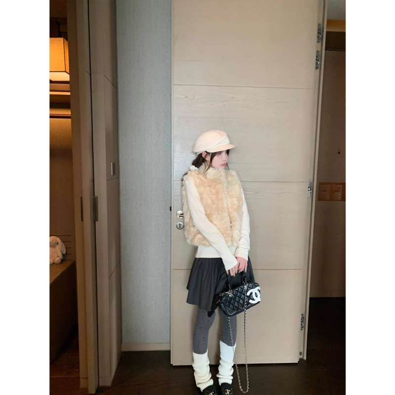 Női ultra rövid mellény szintetikus róka szőrrel és gyapjú töltettel, V-nyakú kivágás, külső anyag: rayon