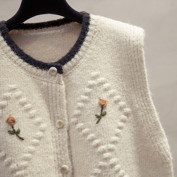 Női virágos hímzésű kardigán-vest laza szabású, kerek nyakú, egy sor gombbal, Arctic fleece anyag