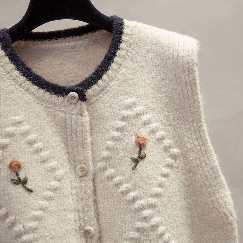 Női virágos hímzésű kardigán-vest laza szabású, kerek nyakú, egy sor gombbal, Arctic fleece anyag