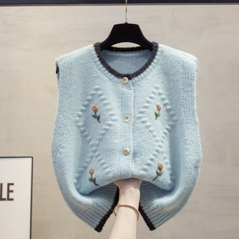 Női virágos hímzésű kardigán-vest laza szabású, kerek nyakú, egy sor gombbal, Arctic fleece anyag