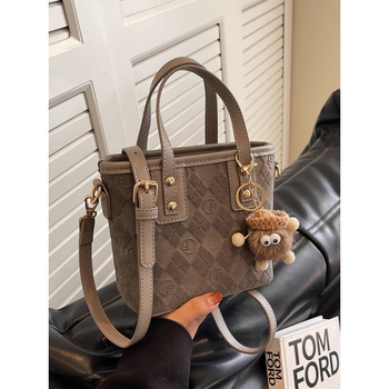 Női vödrökalakú táska, retro díszítés, PU bőr, vödr alakú, cipzáras nyitás, belső cipzáras zseb, 2025 ősz