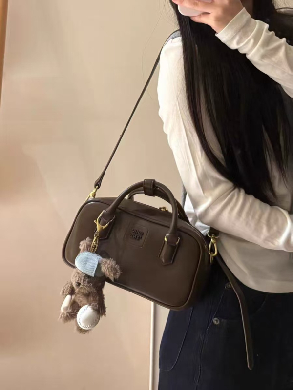 Pillow bag, ulični stil, PU materijal, horizontalni kvadratni oblik, zatvarač za otvaranje, unutarnji džep sa zatvaračem, poliester podstava, dvostruka naramenica