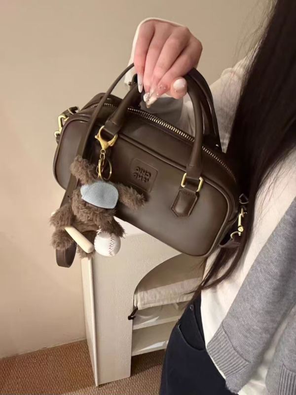 Pillow bag, ulični stil, PU materijal, horizontalni kvadratni oblik, zatvarač za otvaranje, unutarnji džep sa zatvaračem, poliester podstava, dvostruka naramenica