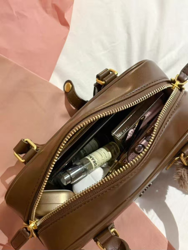 Pillow bag, ulični stil, PU materijal, horizontalni kvadratni oblik, zatvarač za otvaranje, unutarnji džep sa zatvaračem, poliester podstava, dvostruka naramenica