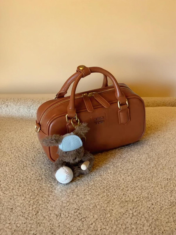 Pillow bag, ulični stil, PU materijal, horizontalni kvadratni oblik, zatvarač za otvaranje, unutarnji džep sa zatvaračem, poliester podstava, dvostruka naramenica