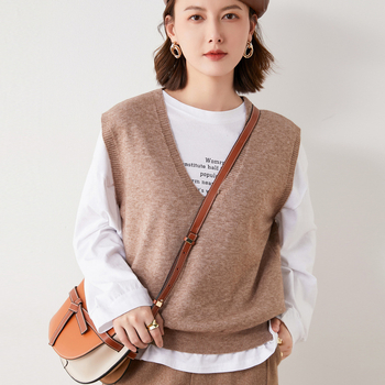 Női V-nyakú kötött mellény, lazán szabott, gyapjú core-spun szál (30–50% tartalom), hossz 50–65 cm