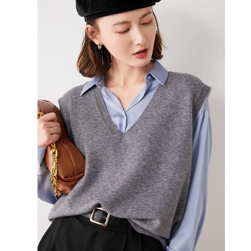 Női V-nyakú kötött mellény, lazán szabott, gyapjú core-spun szál (30–50% tartalom), hossz 50–65 cm