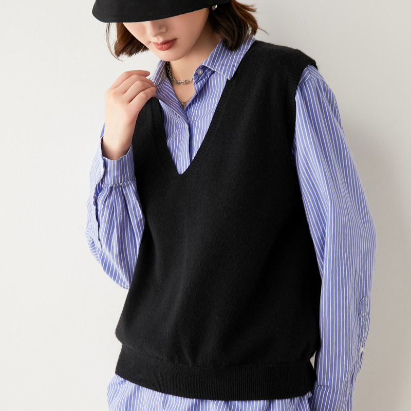 Női V-nyakú kötött mellény, lazán szabott, gyapjú core-spun szál (30–50% tartalom), hossz 50–65 cm