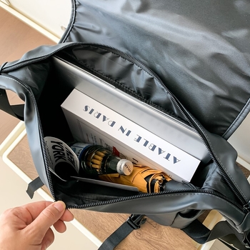 Muška crossbody torba s urbanim minimalističkim stilom, neobičan materijal, otporna na habanje, poliester podstava, jednobojni uzorak, za svakodnevnu upotrebu.