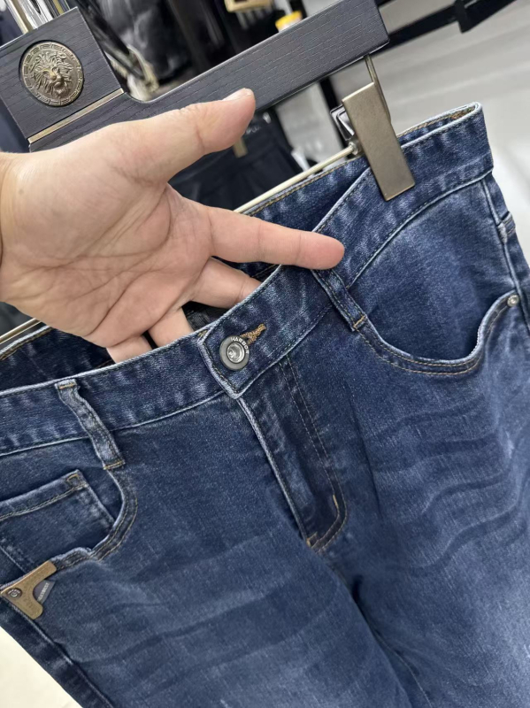Muške traperice ravnog kroja, 92% pamuk, mikroelastičnost, srednji pojas, zip zatvarač