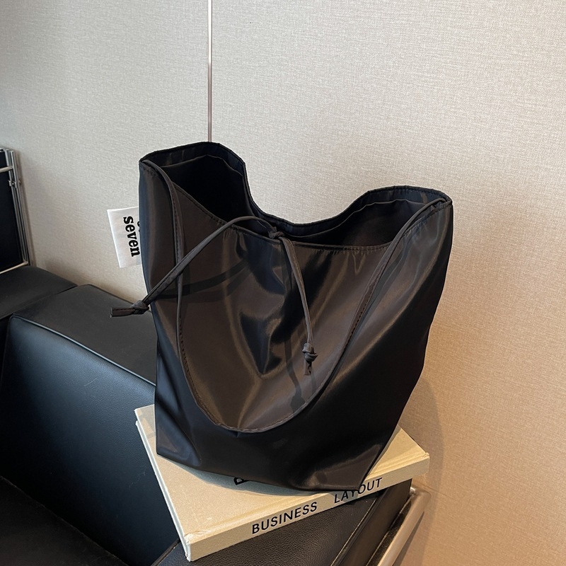 Nylon bucket torba za ramena, poliester podstava, otvor šnrovima i kopčom, jedna naramenica