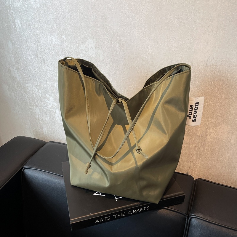 Nylon bucket torba za ramena, poliester podstava, otvor šnrovima i kopčom, jedna naramenica