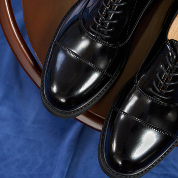 Formalne muške kožne cipele — gornji dio od prve sloj teleće kože, đon od pjene kaučuka, vezanje na vezice, okrugla vrh, podstava od zečje dlake
