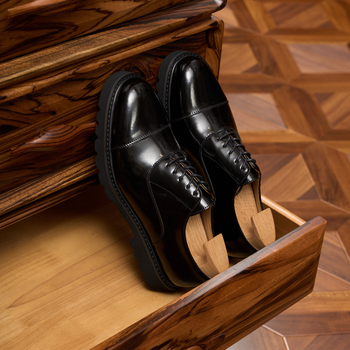 Formalne muške kožne cipele — gornji dio od prve sloj teleće kože, đon od pjene kaučuka, vezanje na vezice, okrugla vrh, podstava od zečje dlake