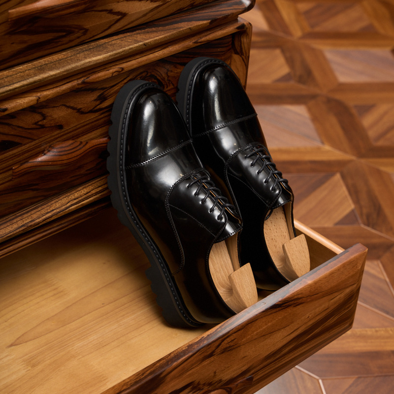 Formalne muške kožne cipele — gornji dio od prve sloj teleće kože, đon od pjene kaučuka, vezanje na vezice, okrugla vrh, podstava od zečje dlake
