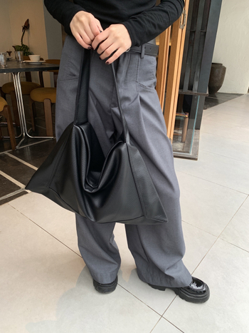 Torba za rameno Hobo s urbanom jednostavnošću, PU materijal, poliester podstava, horizontalan kvadratni oblik, zatvaranje poklopcem, unutarnji džep sa zipom i džep za telefon, jedna naramenica