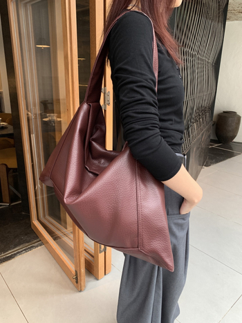 Torba za rameno Hobo s urbanom jednostavnošću, PU materijal, poliester podstava, horizontalan kvadratni oblik, zatvaranje poklopcem, unutarnji džep sa zipom i džep za telefon, jedna naramenica