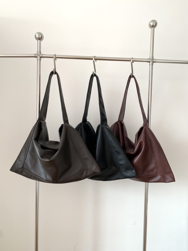 Torba za rameno Hobo s urbanom jednostavnošću, PU materijal, poliester podstava, horizontalan kvadratni oblik, zatvaranje poklopcem, unutarnji džep sa zipom i džep za telefon, jedna naramenica