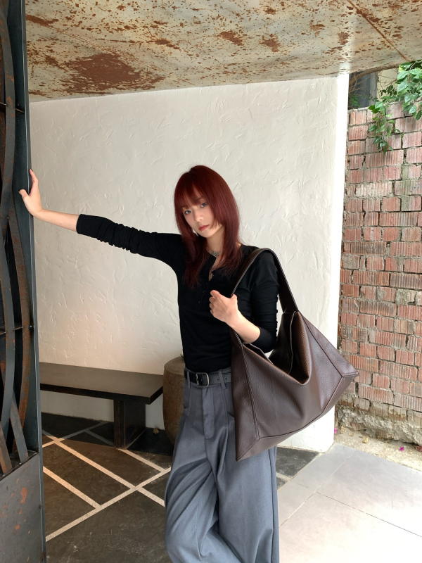 Torba za rameno Hobo s urbanom jednostavnošću, PU materijal, poliester podstava, horizontalan kvadratni oblik, zatvaranje poklopcem, unutarnji džep sa zipom i džep za telefon, jedna naramenica