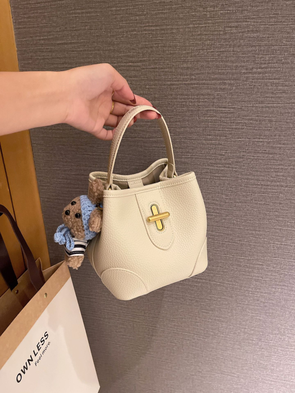 Ženska kožna bucket torba, crossbody s jednim remenom, magnetsko zatvaranje, unutarnja džep za telefon i džep na zip, proljeće 2026