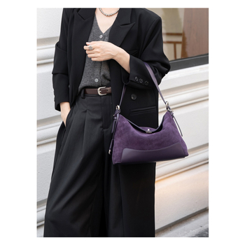 Podlaktna torba u gradskom minimalističkom stilu, koža druge razine s mat završnim premazom, unutarnji džep sa zatvaračem, džep za telefon, džep za dokumente, dvostruki remeni, magnetsko zatvaranje, pamćna podstava, zima 2024