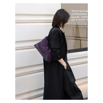 Podlaktna torba u gradskom minimalističkom stilu, koža druge razine s mat završnim premazom, unutarnji džep sa zatvaračem, džep za telefon, džep za dokumente, dvostruki remeni, magnetsko zatvaranje, pamćna podstava, zima 2024