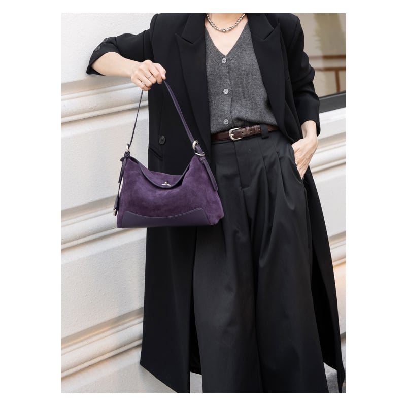 Podlaktna torba u gradskom minimalističkom stilu, koža druge razine s mat završnim premazom, unutarnji džep sa zatvaračem, džep za telefon, džep za dokumente, dvostruki remeni, magnetsko zatvaranje, pamćna podstava, zima 2024