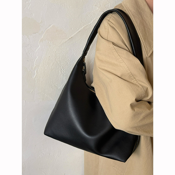 PU kožna torbica za rame – horizontalno četvrtastog oblika, zatvaranje na zip, unutarnja džep sa zipom, jedna naramenica, za svakodnevnu upotrebu