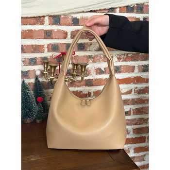 PU kožna torbica za rame – horizontalno četvrtastog oblika, zatvaranje na zip, unutarnja džep sa zipom, jedna naramenica, za svakodnevnu upotrebu