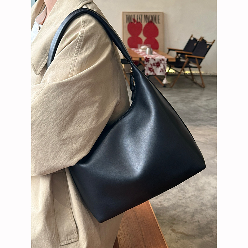 PU kožna torbica za rame – horizontalno četvrtastog oblika, zatvaranje na zip, unutarnja džep sa zipom, jedna naramenica, za svakodnevnu upotrebu