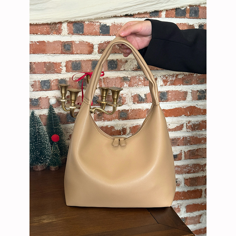 PU kožna torbica za rame – horizontalno četvrtastog oblika, zatvaranje na zip, unutarnja džep sa zipom, jedna naramenica, za svakodnevnu upotrebu