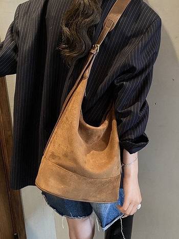 Velurna bucket torba, gradski jednostavan stil, zatvaranje na zip, unutarnji džep sa zipom, s jednom naramenicom