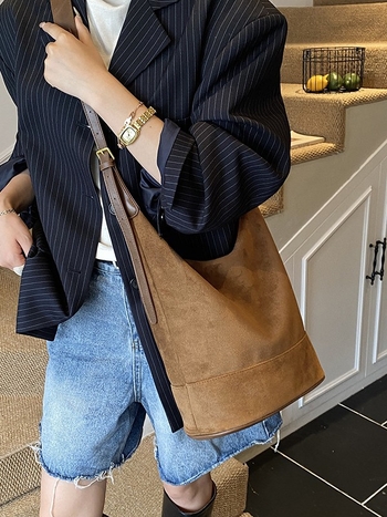 Velurna bucket torba, gradski jednostavan stil, zatvaranje na zip, unutarnji džep sa zipom, s jednom naramenicom