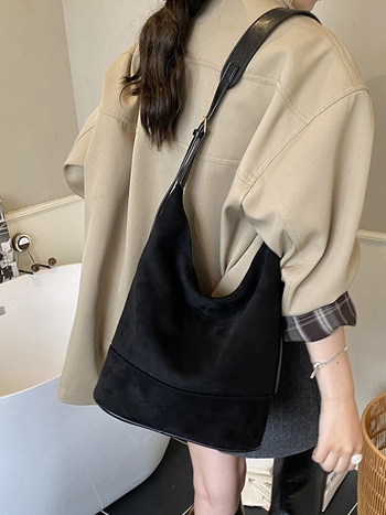 Velurna bucket torba, gradski jednostavan stil, zatvaranje na zip, unutarnji džep sa zipom, s jednom naramenicom