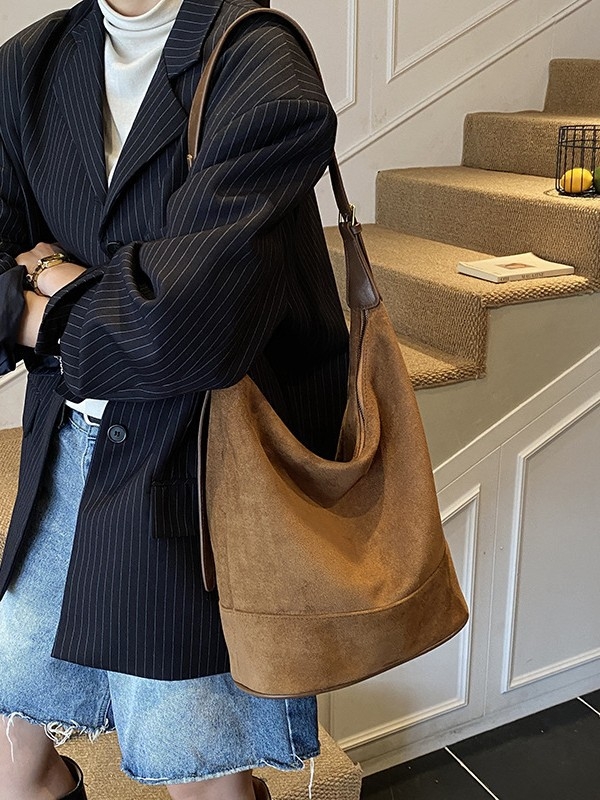 Velurna bucket torba, gradski jednostavan stil, zatvaranje na zip, unutarnji džep sa zipom, s jednom naramenicom