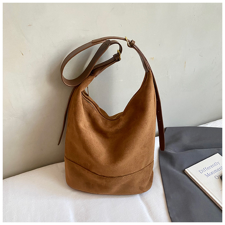 Velurna bucket torba, gradski jednostavan stil, zatvaranje na zip, unutarnji džep sa zipom, s jednom naramenicom