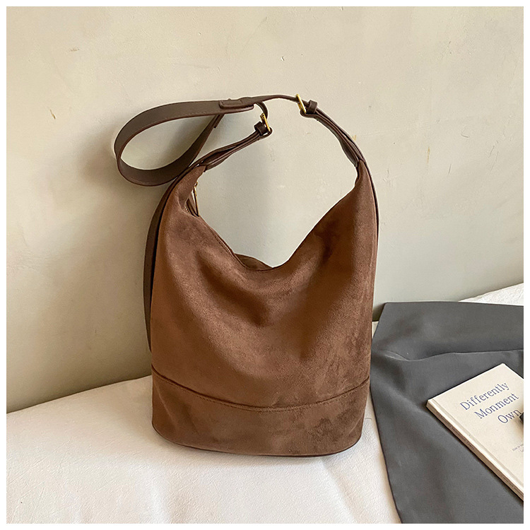 Velurna bucket torba, gradski jednostavan stil, zatvaranje na zip, unutarnji džep sa zipom, s jednom naramenicom