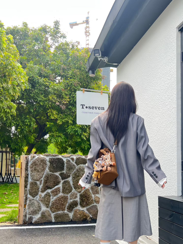 Denim tote torba s dječjim karikaturnim stilom, košarast oblik, zatvaranje na zip, unutarnji pretinci za telefon i dokumente