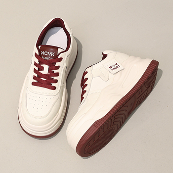 Női casual sportcipő rejtett magasságot növelő sarkúval és vastag talppal, fűzővel, felsőrész: szuper rost, belső: természetes bőr, talp: poliuretán.